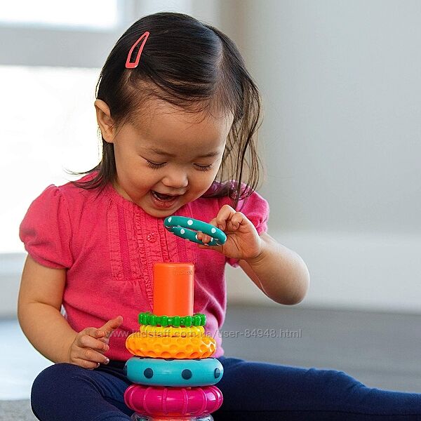 Sassy Stack of Circles красочная пирамидка для малышей с прорезывателями