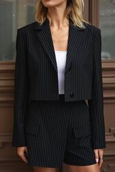 Жіночий костюм з піджаком зі спідницею-шорти у смужку