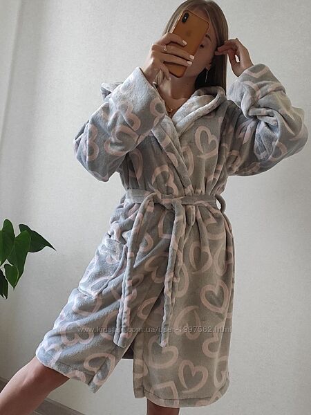 М&acuteякий затишний халатик з капюшоном 