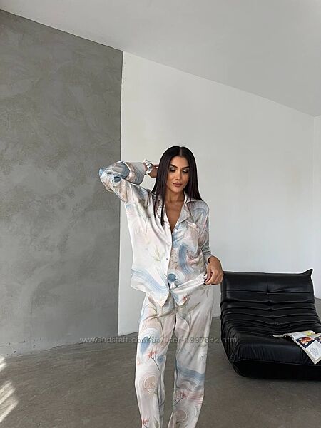 1244 Жіноча піжама виконана з легкої тканини, має витончений принт з хвиляс