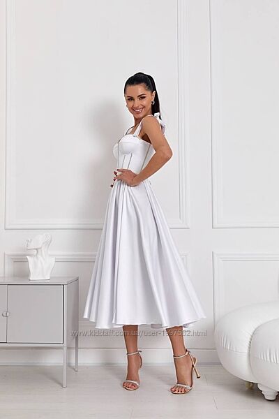 Вечірній костюм атласний зі спідницею міді з розрізом на нозі з корсетом