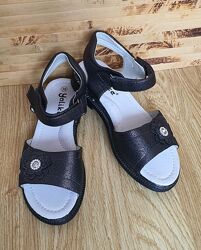 Продам детские босоножки