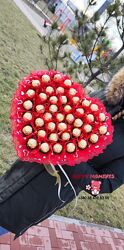 Большой букет в форме сердца с конфетами, подарок на день влюблённых