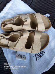 Замшевые сандалии Zara.
