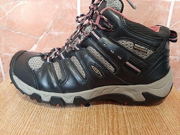 Кросівки, черевики keen