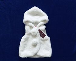 1-2 рок.  Флісова жилетка білосніжна з капюшоном. стильна і модна. дуже теп