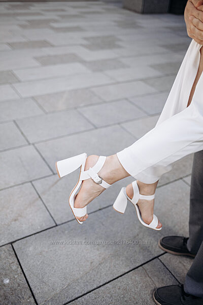 Босоніжки шкіряні молочні Estro