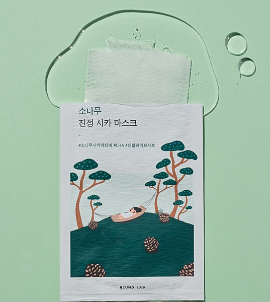Заспокійлива тканинна маска для обличчя з екстрактом голок сосни Round Lab Pine Calming Cica Mask Sheet