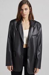 Пиджак из экокожи Bershka.