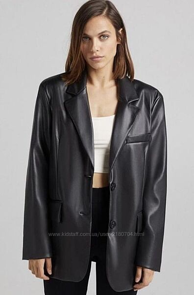 Пиджак из экокожи Bershka.