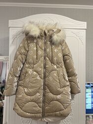 Теплая зимняя куртка для девочки на рост 140.