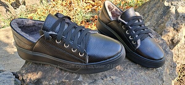 Женский, кожанный спортивный туфель на меху чёрного цвета