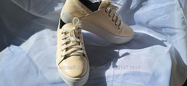 Кожанные женские спортивные туфли. Цвет бежевый