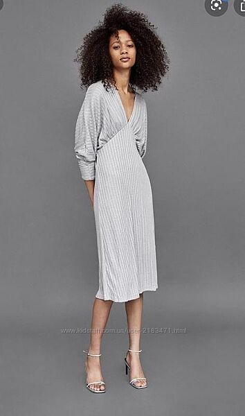 Срібна трикотажна сукня міді Zara з V-подібним вирізом і драпіруванням